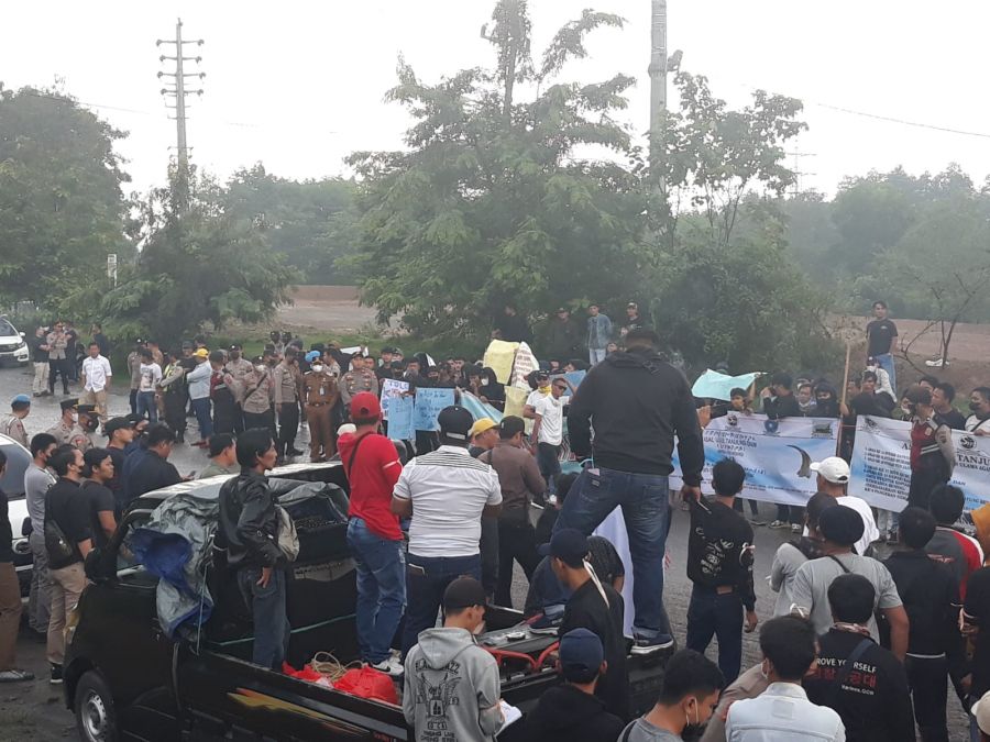 Aksi Damai di Banko Barat Masyarakat Desa Lingga