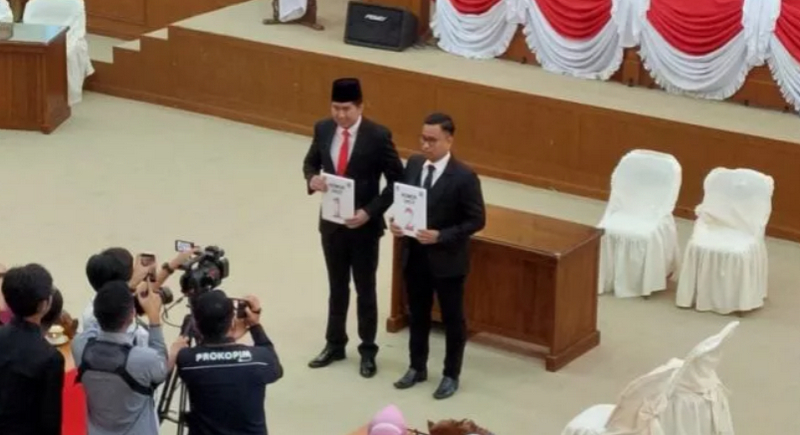 Dua Calon Wabup Muara Enim Ahmad Usmarwi Kaffah Dan Yudistira Syahputra Akan Dipilih oleh DPRD Dua Calon Wabup Muara Enim Ahmad Usmarwi Kaffah Dan Yudistira Syahputra Akan Dipilih oleh DPRD