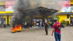 Lakukan Aksi dan Segel Kantor, Dianggap Kangkangi AD/ART Partai, Jika Tidak Di Indahkan, Kader Ancam Pasang Foto Anies Baswedan dan Ganjar Pranowo di Kantor Golkar Muara Enim