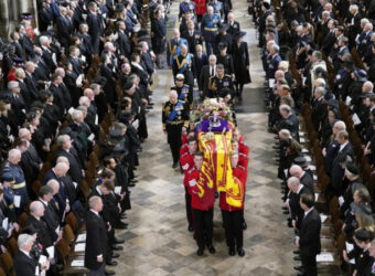 Puluhan Ribu Orang Padati Rute Pemakaman Ratu Elizabeth II