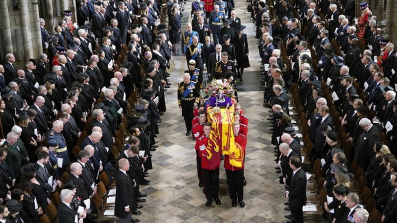 Puluhan Ribu Orang Padati Rute Pemakaman Ratu Elizabeth II