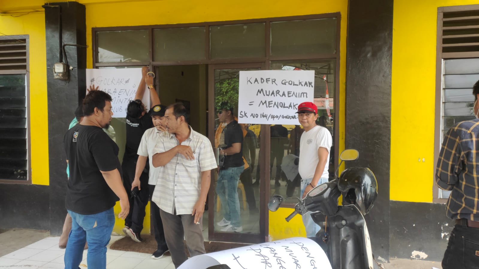 kantor Golkar Muara Enim disegel kantor Golkar Muara Enim disegel