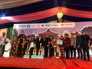 Foto bersama, Gubernur Sumsel, H Herman deru, Kadisbudpar Sumsel, Aufa Syahrial, Kepala Museum Balaputra Dewa, H Chandra Amprayadi, dan para juara Lomba Sang Juara, (Kamis, 20/10/2022)