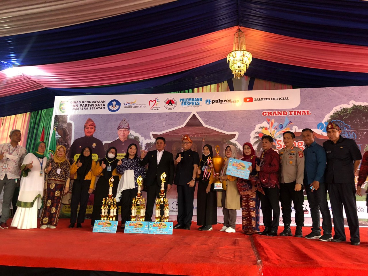 Foto bersama, Gubernur Sumsel, H Herman deru, Kadisbudpar Sumsel, Aufa Syahrial, Kepala Museum Balaputra Dewa, H Chandra Amprayadi, dan para juara Lomba Sang Juara, (Kamis, 20/10/2022)