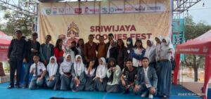 Foto Bersama peserta lomba, dewan juri dan para guru pembina usai lomba baca puisi yang digalar FORTAS Sumsel dan Sriwijaya Foodies Fest 2002, Senin (24/10/2022). 