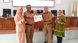 Dinas PMD Kabupaten Muara Enim berikan apresiasi kepada dua ASN yang Purna Bhakti