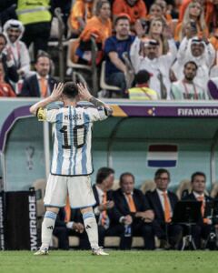 Selebrasi ini konon didedikasikan Messi untuk idolanya Riquelme yang 'diremehkan' oleh Van Gaal saat bermain di Barcelona dibawah asuhan Van Gaal. Messi lakukan selebrasi ala Riquelme di depan Van Gaal.