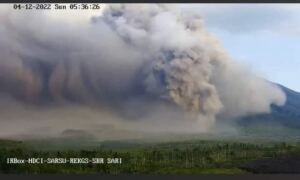BNPB: Sebanyak 1.979 jiwa mengungsi akibat awan panas guguran SemeruAwan Panas Guguran (APG) Gunungapi Semeru terpantau dari CCTV Pos Pantau PVBMG pukul 06.30 WIB, Kabupaten Lumajang, Jawa Timur, Minggu (4/12/2022).