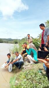Kades Tanjung Lalang dan Dinas Perikanan Lepas 40.000 Ekor Benih Ikan di Sungai Enim