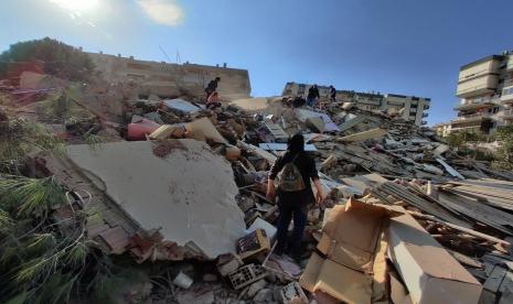 warga-menghampiri-gedung-yang-runtuh-setelah-gempa-berkekuatan-7-0_201030211115-195 warga-menghampiri-gedung-yang-runtuh-setelah-gempa-berkekuatan-7-0_201030211115-195