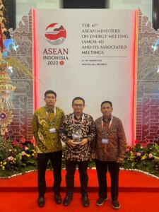 Caption foto: AM Pembinaan KP & Hyperkes PTBA Bima Arifiyanto (kiri), SVP Perencanaan PTBA Septyo Cholidie (tengah), dan VP Perawatan Alat Produksi & Penunjang Tambang PTBA Slamet Widodo (kanan) mewakili manajemen PTBA menerima penghargaan Runner-up ASEAN Coal Award.