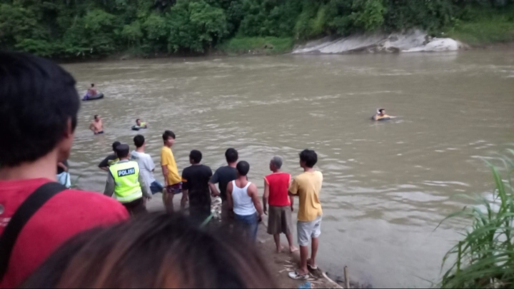 Camat Lawang Kidul benarkan 2 Warganya hanyut di Sungai Enim Camat Lawang Kidul benarkan 2 Warganya hanyut di Sungai Enim